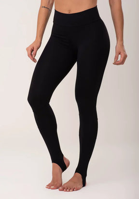 Conjunto Calça legging + Top preta com recortes e pezinho básica