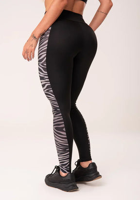 Conjunto Calça legging + Top wild preta com detalhe lateral zebra cinza