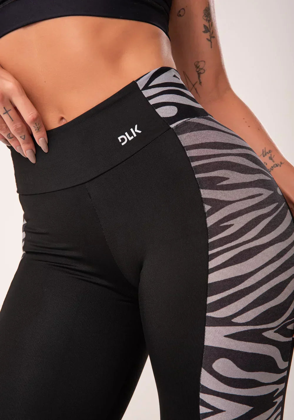 Conjunto Calça legging + Top wild preta com detalhe lateral zebra cinza