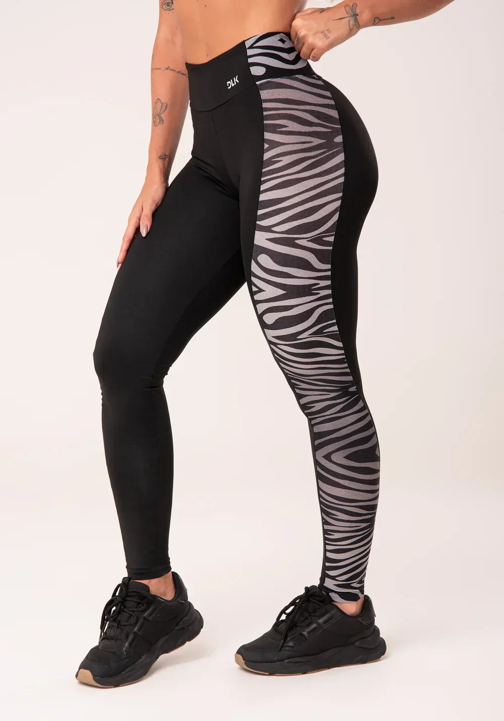 Conjunto Calça legging + Top wild preta com detalhe lateral zebra cinza