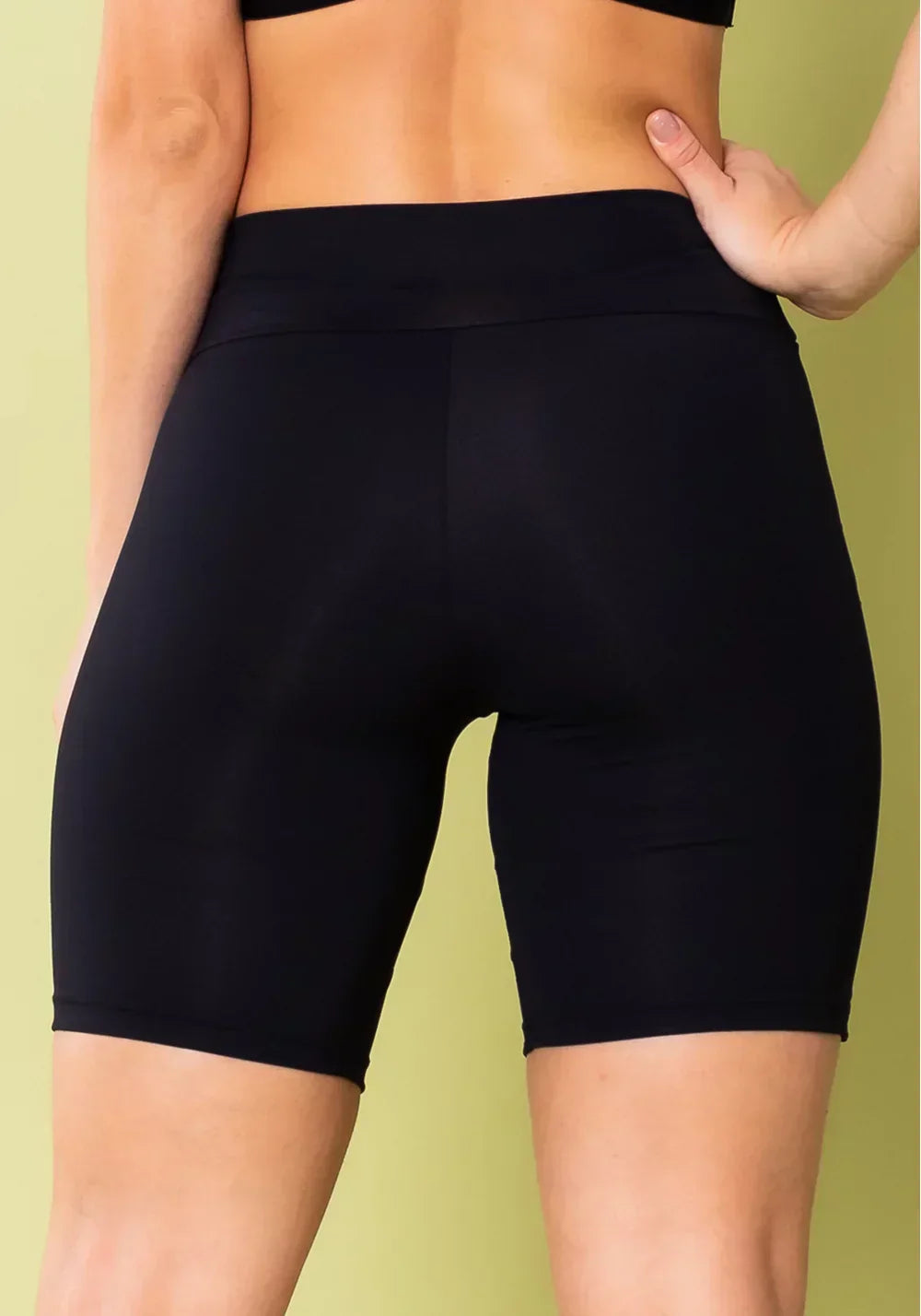 Short energy com recortes em tela preto