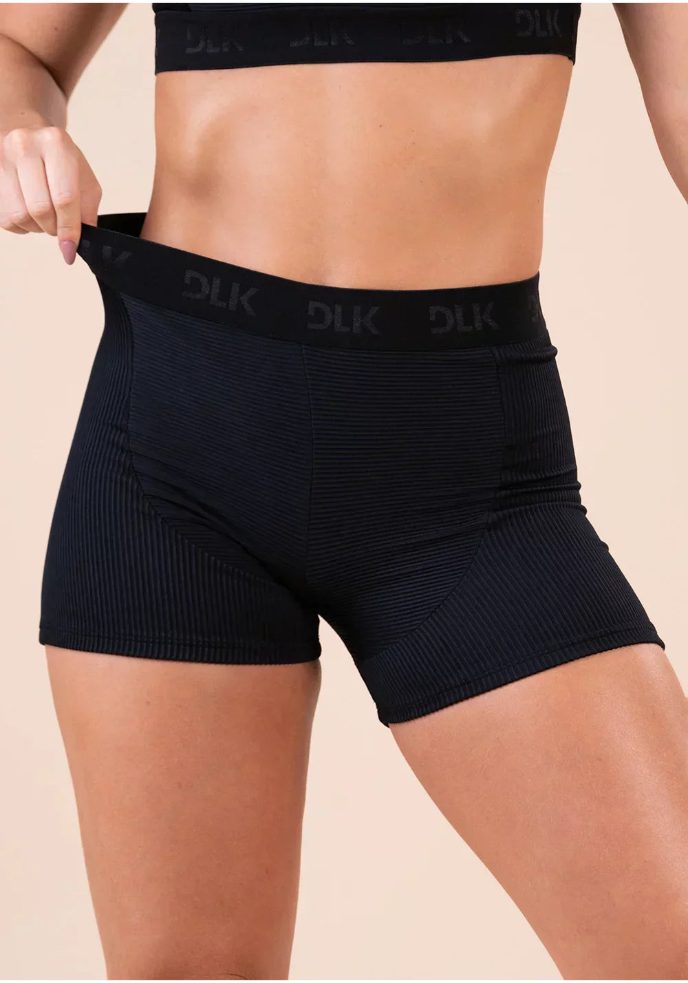 Conjunto Short + Top preto canelado com elástico na cintura action