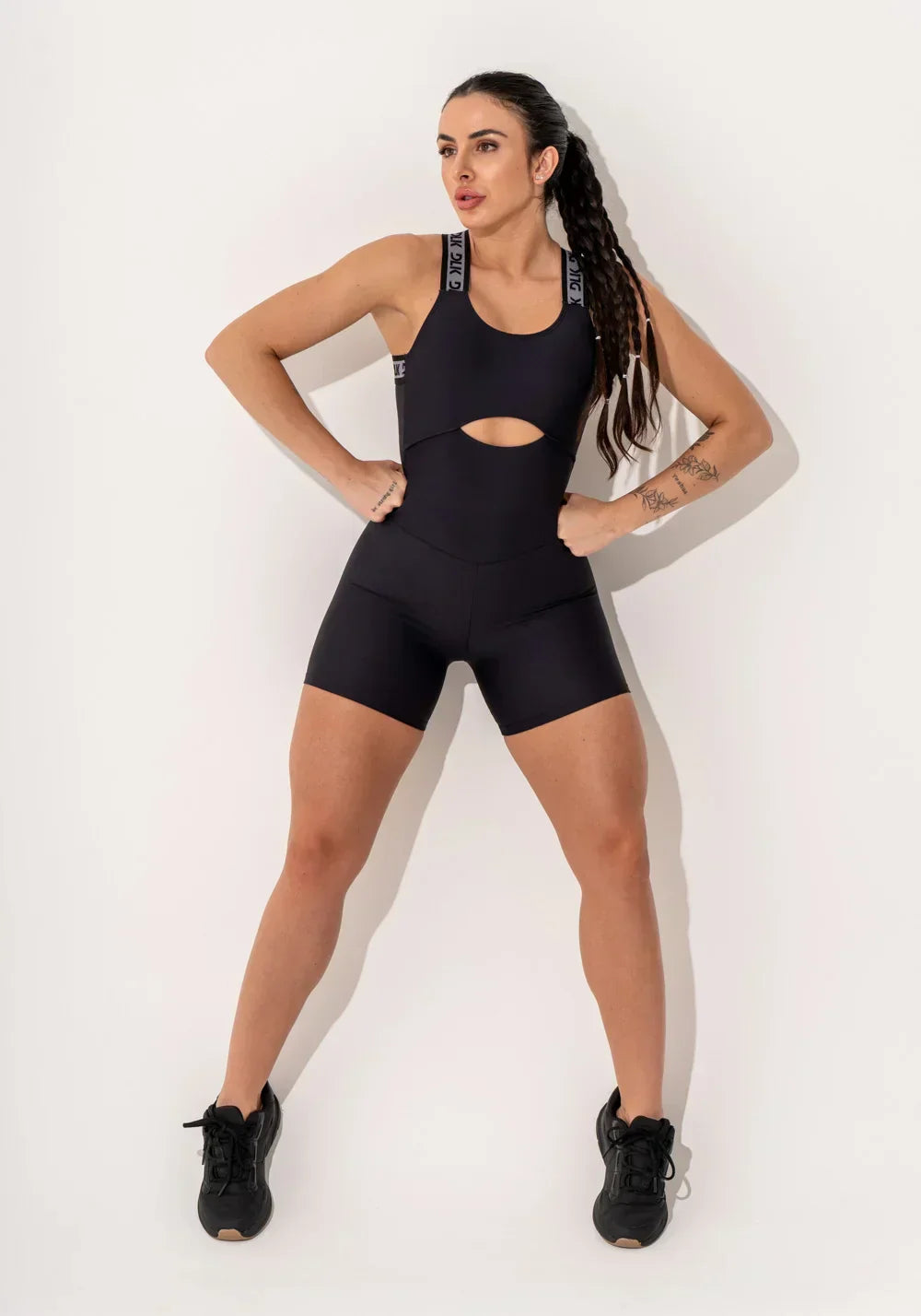 Macacão curto fitness feminino preto com elástico cruzado intense