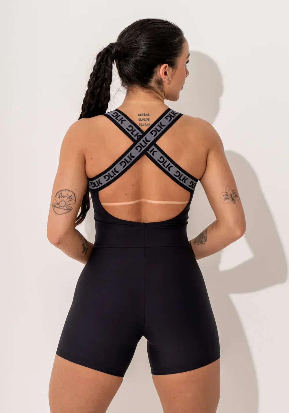 Macacão curto fitness feminino preto com elástico cruzado intense