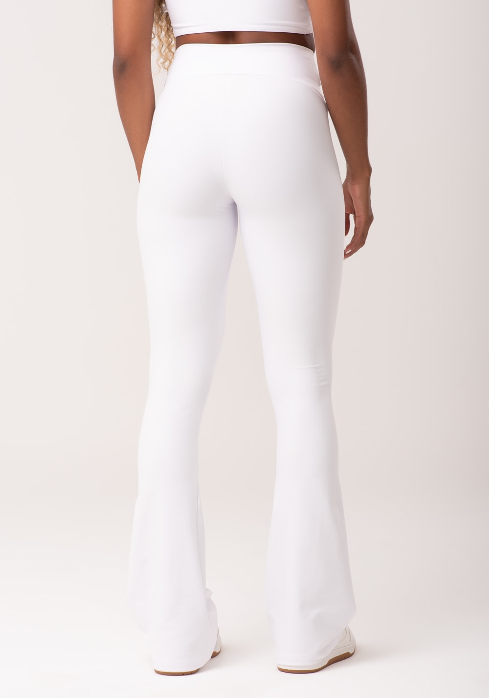 Calça flare branco com cós transpassado new age