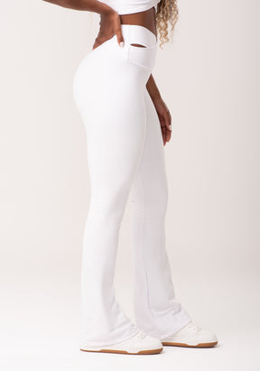 Calça flare branco com cós transpassado new age