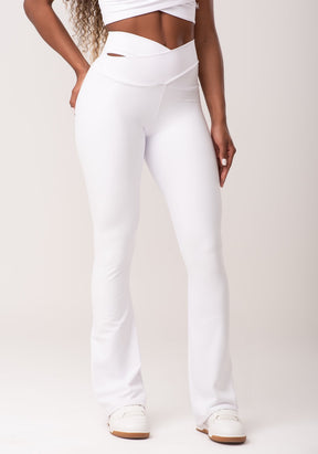 Calça flare branco com cós transpassado new age