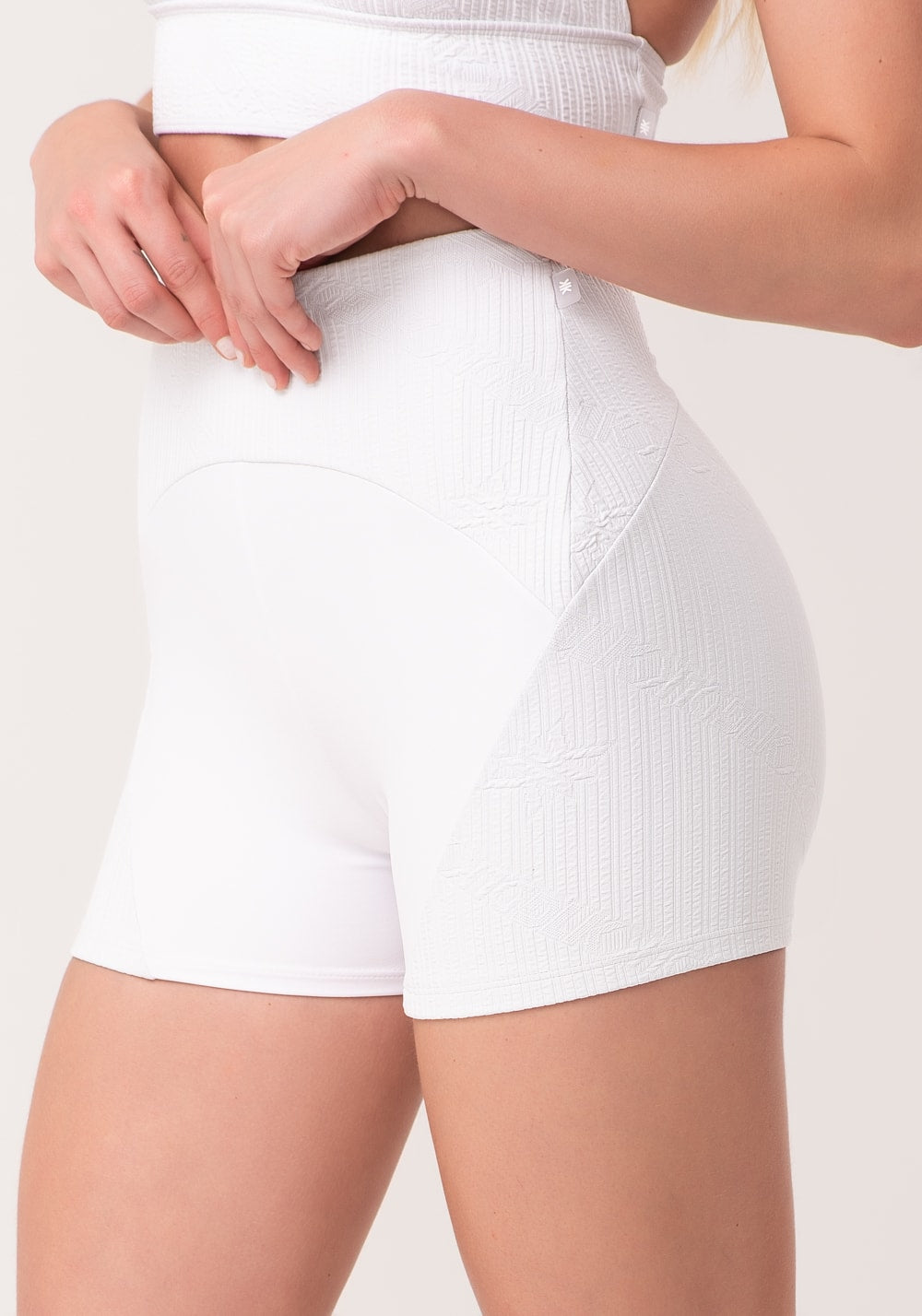 Short fitness feminino branco texturizado com recortes new age