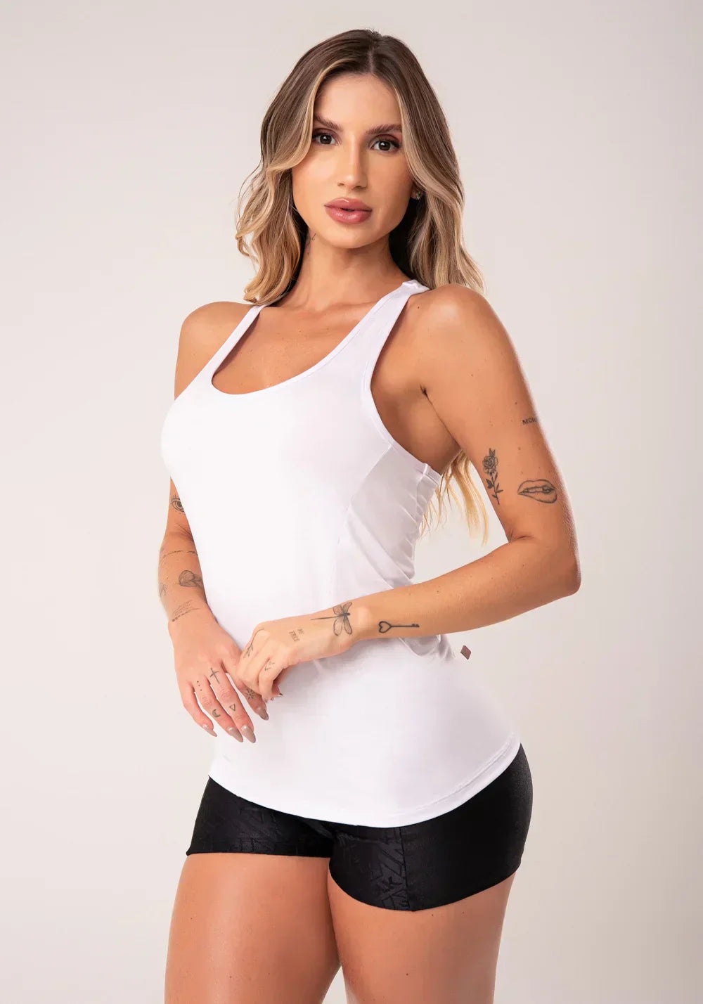 Conjunto Camiseta fitness feminina branco + Bermuda modelo nadador com recortes flow