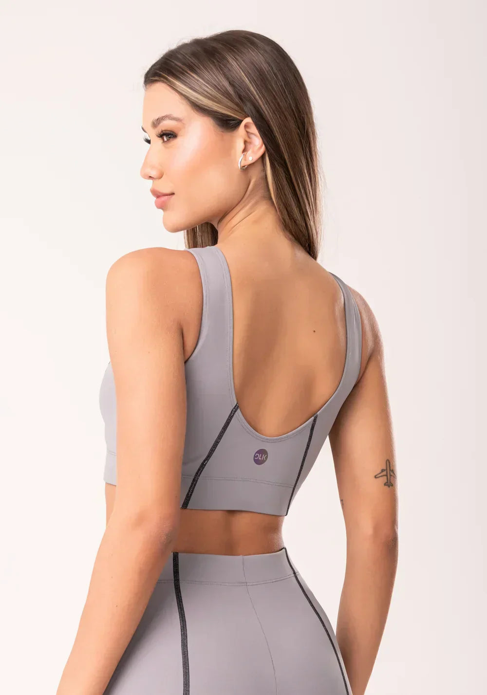 Conjunto Top fitness feminino + Bermuda cinza com pesponto oasis