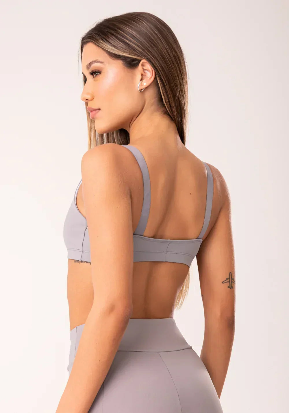 Conjunto Top fitness feminino + Bermuda cinza com alças de elástico oasis