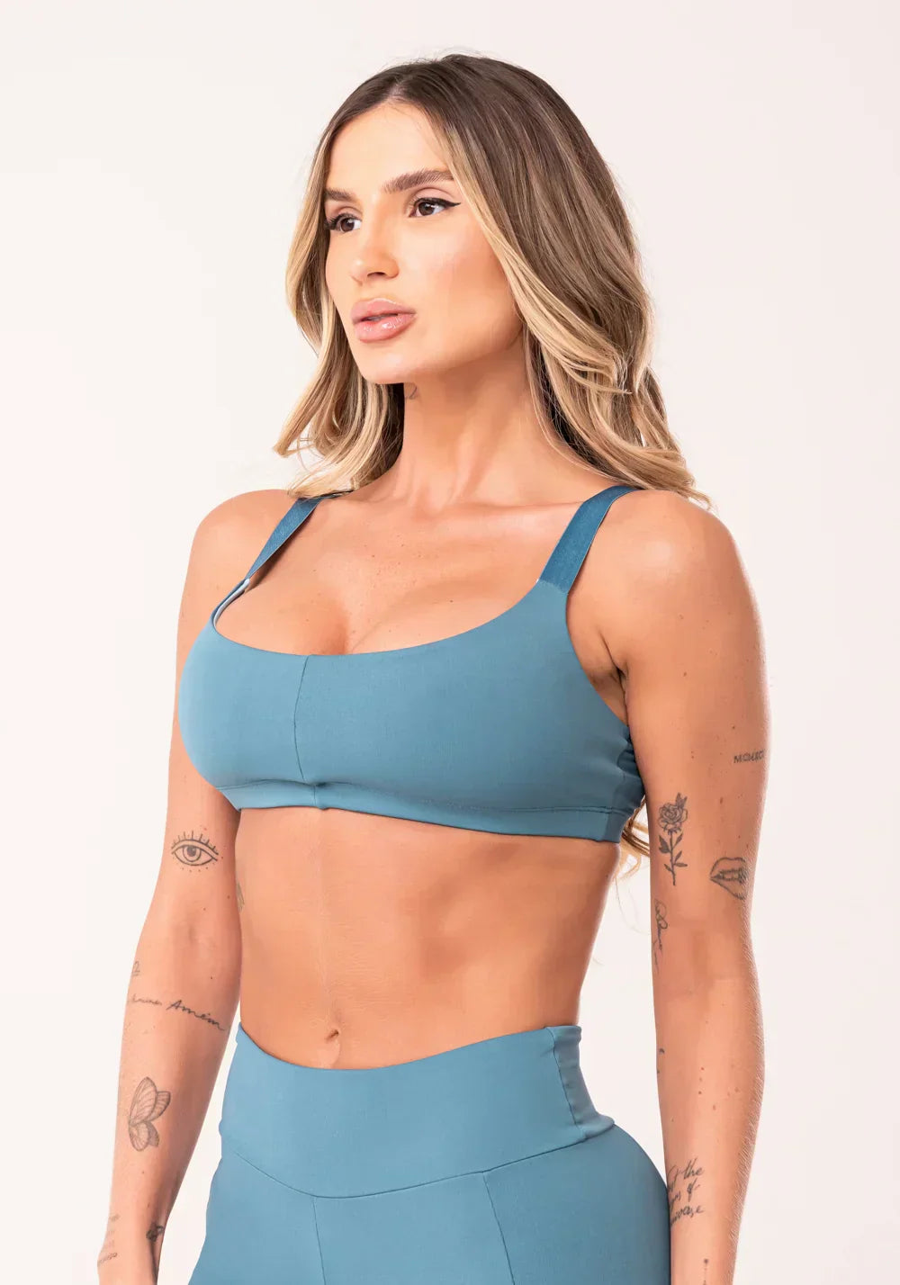 Conjunto Top fitness feminino + Bermuda azul com alças de elástico oasis