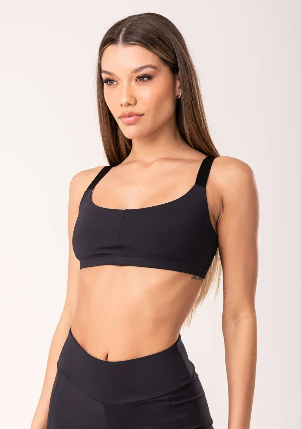 Conjunto Top fitness feminino + Bermuda preto com alças de elástico oasis