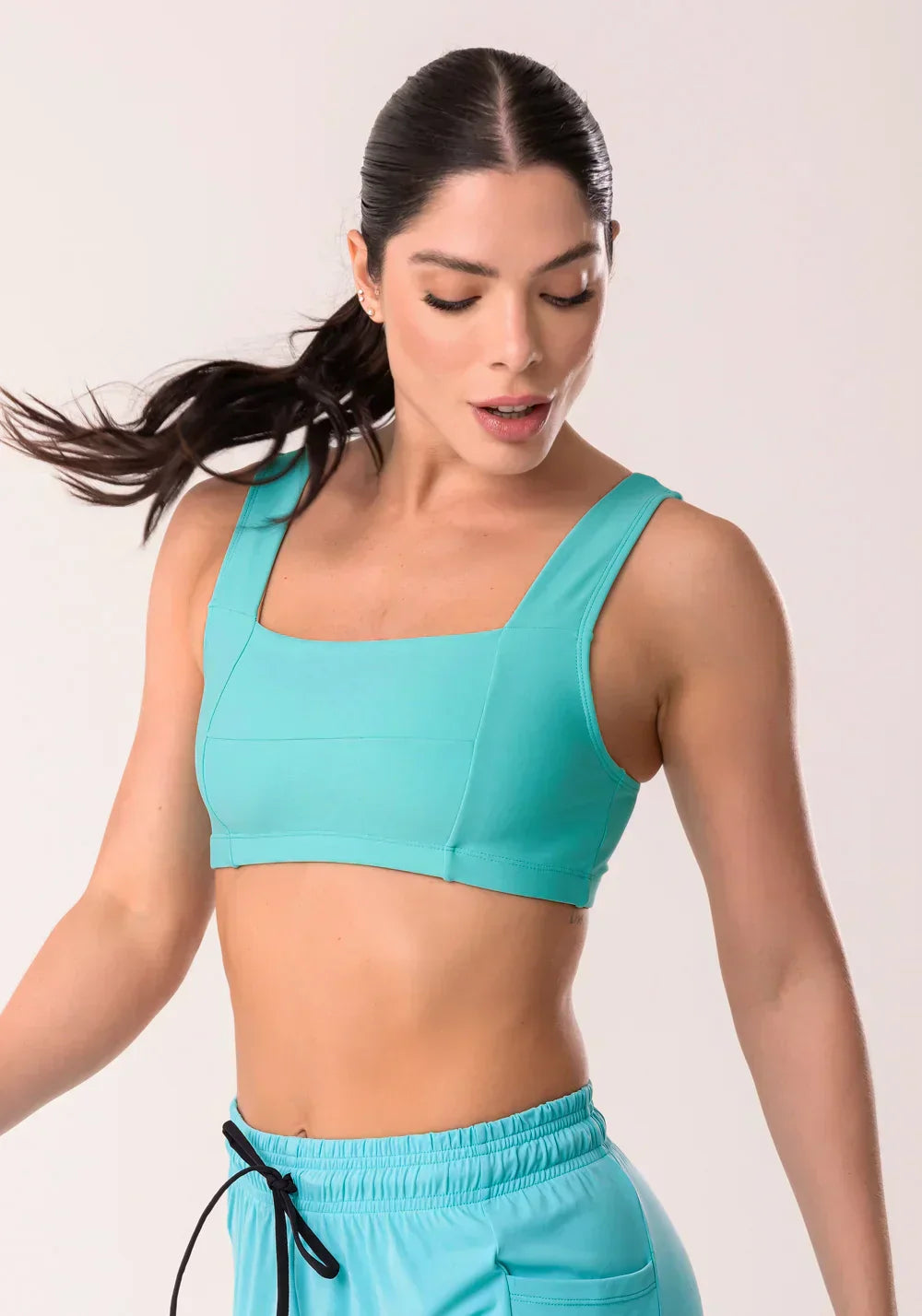 Conjunto Top fitness feminino + Calça Moletom verde com decote reto e recortes