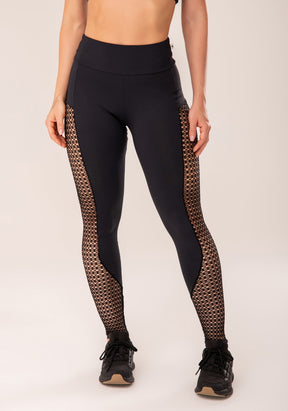 Conjunto Legging + Top fitness feminina preto com recortes em tela harmony