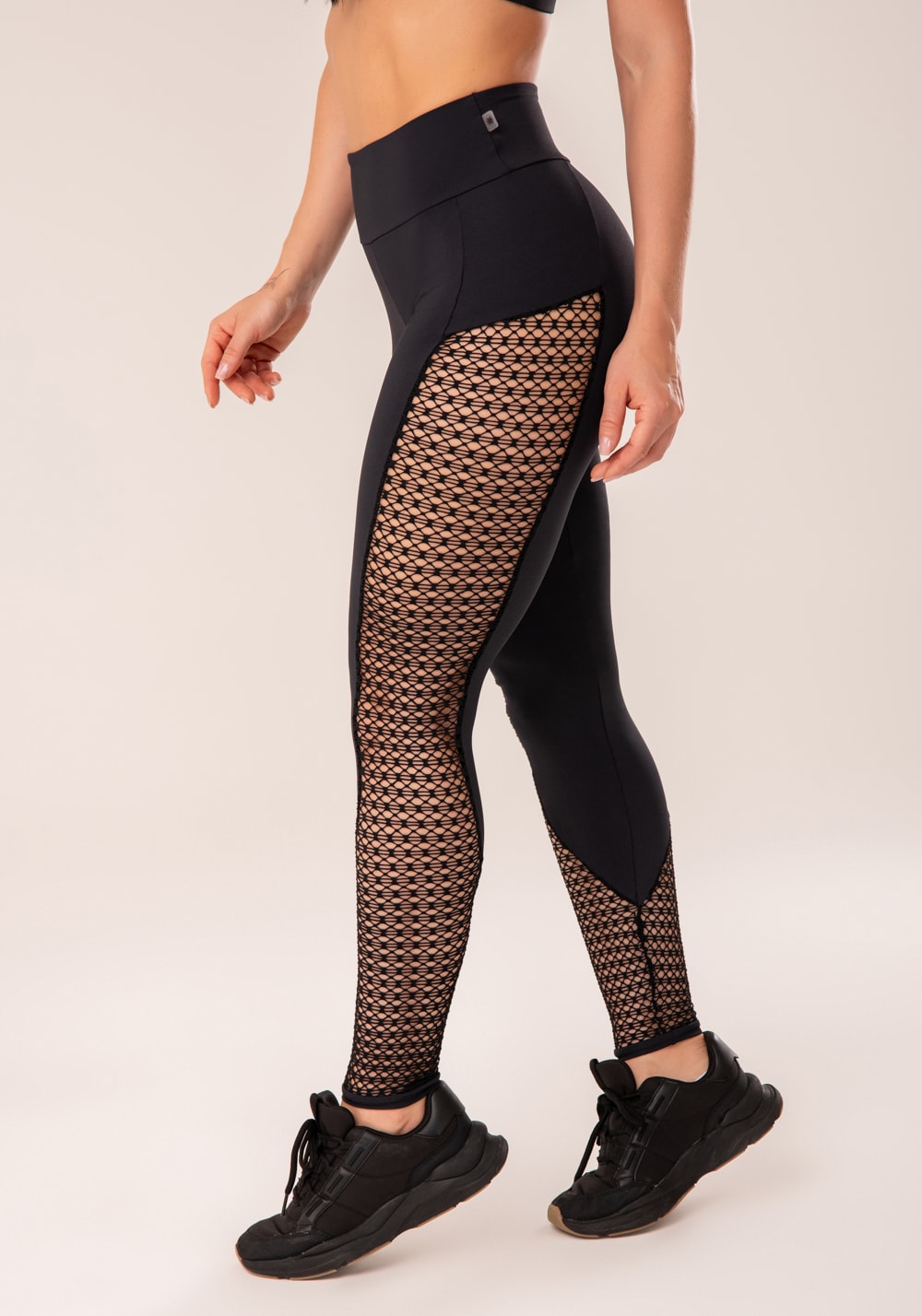 Conjunto Legging + Top fitness feminina preto com recortes em tela harmony