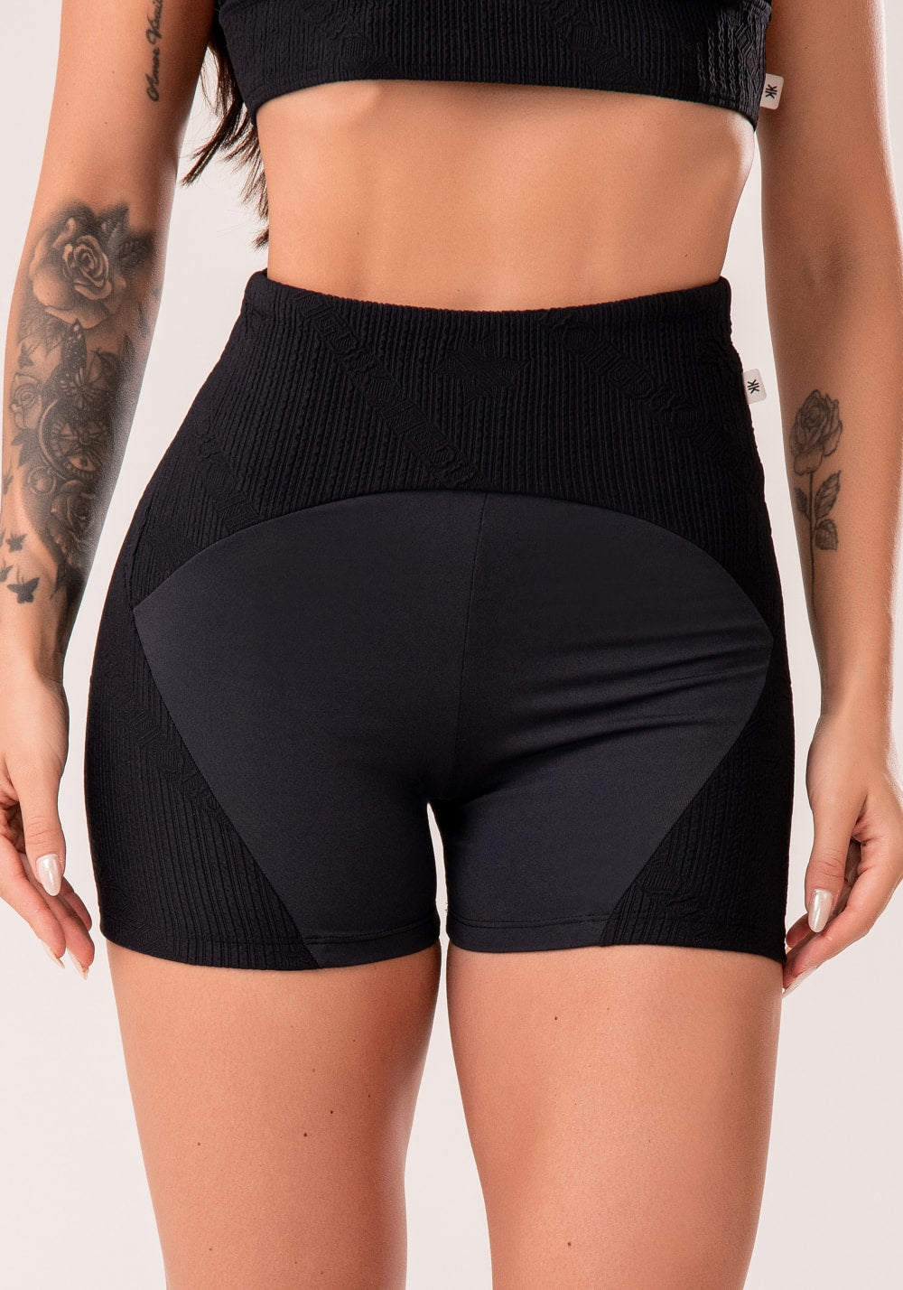 Conjunto Short + Top fitness feminino preto com recortes texturizados harmony