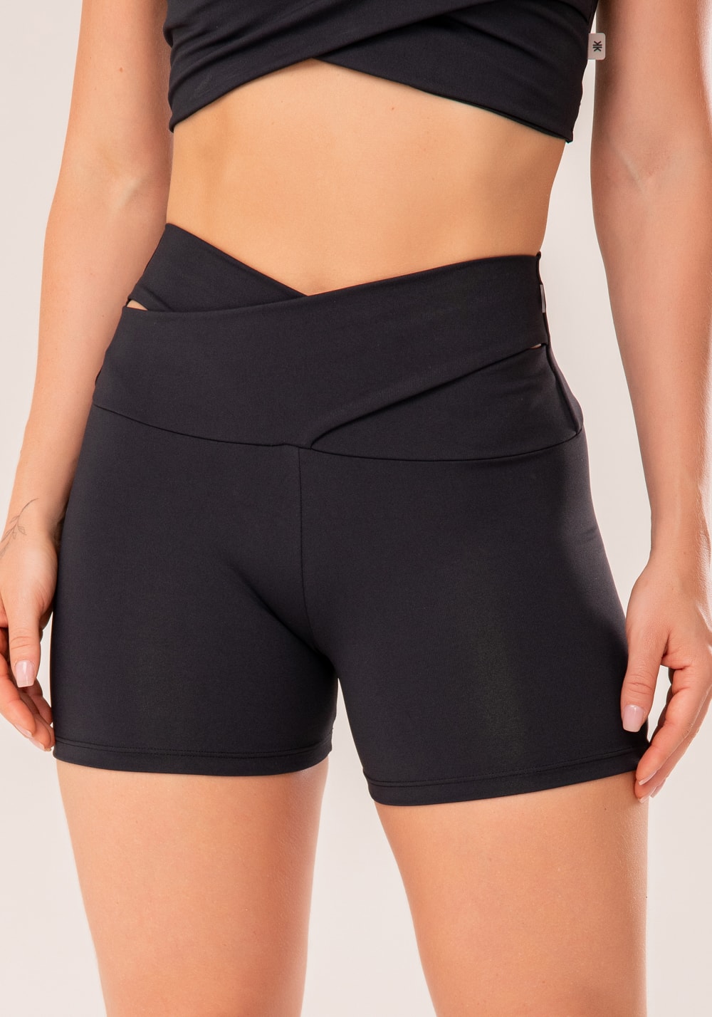 Conjunto Short + Top fitness feminino preto com cós transpassado harmony