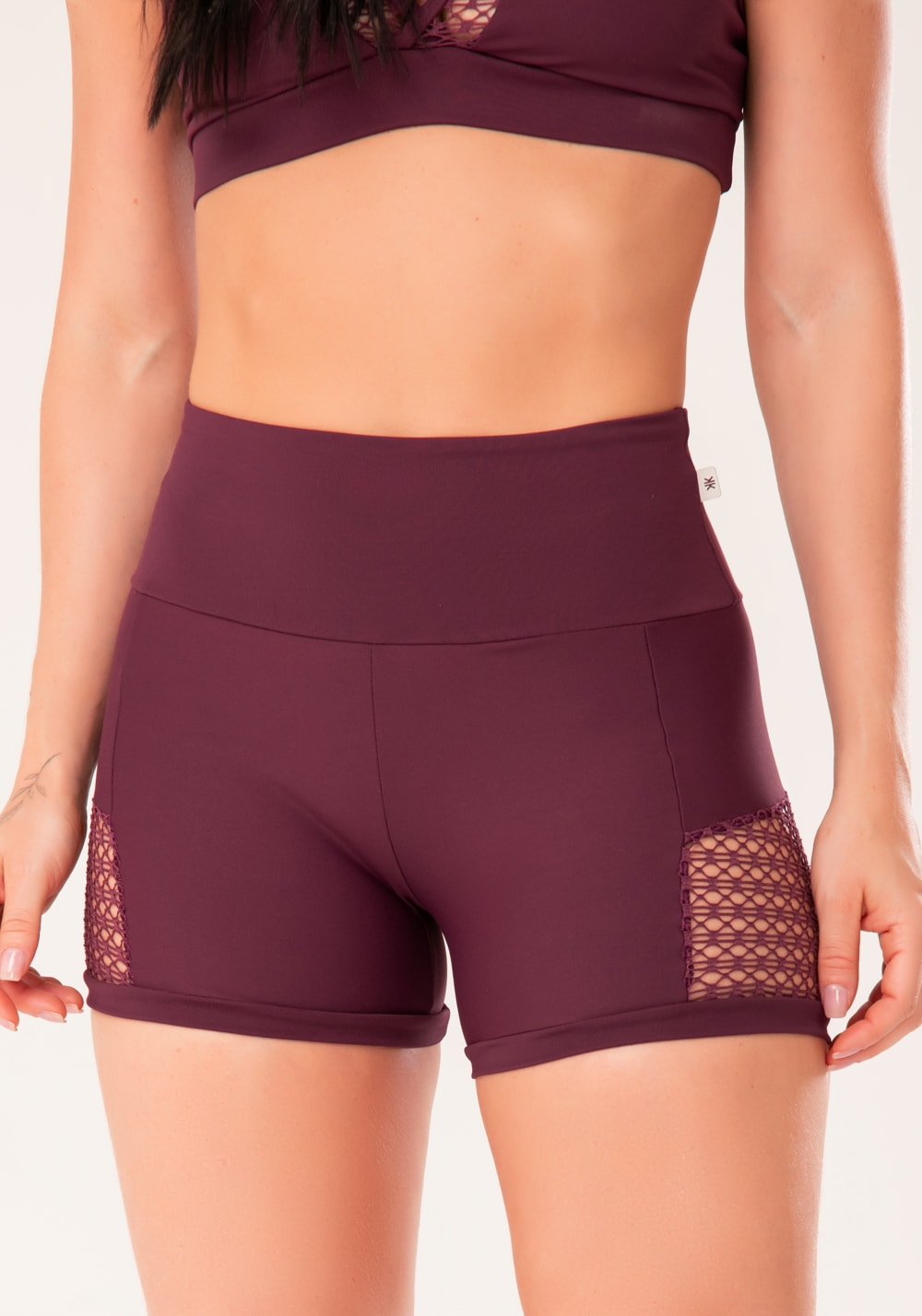 Conjunto Short + Top fitness feminino vinho com recortes em tela harmony