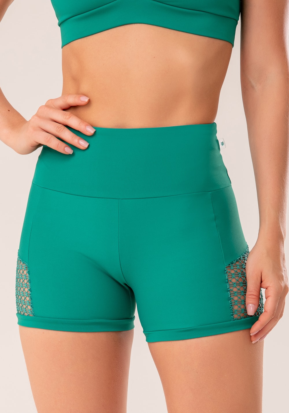 Conjunto Short + Top fitness feminino verde com recortes em tela harmony