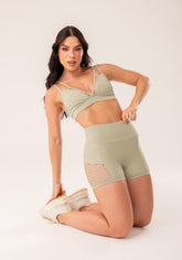 Conjunto Short + Top fitness feminino oliva com recortes em tela harmony