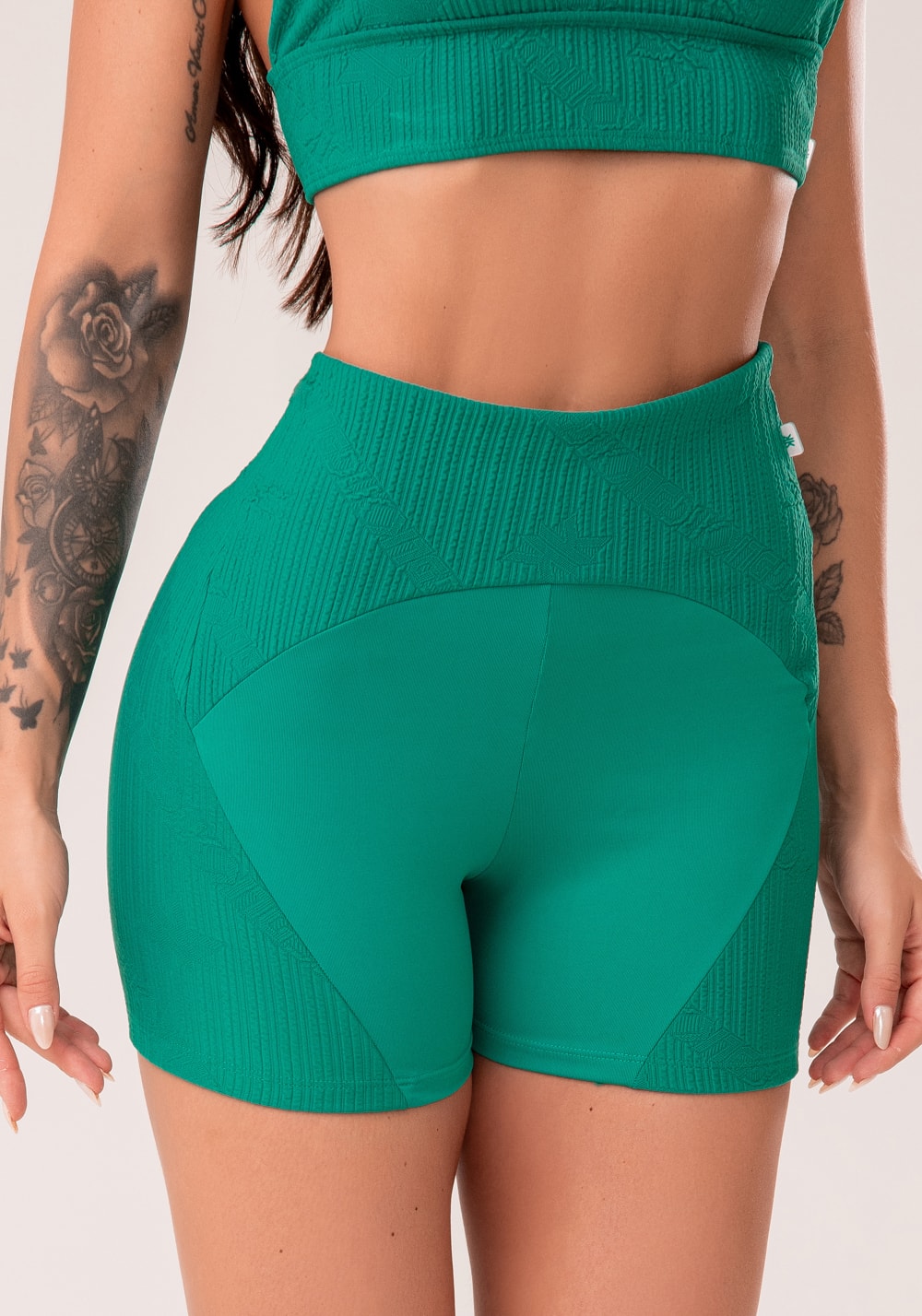 Conjunto Short + Top fitness feminino verde com recortes texturizados harmony