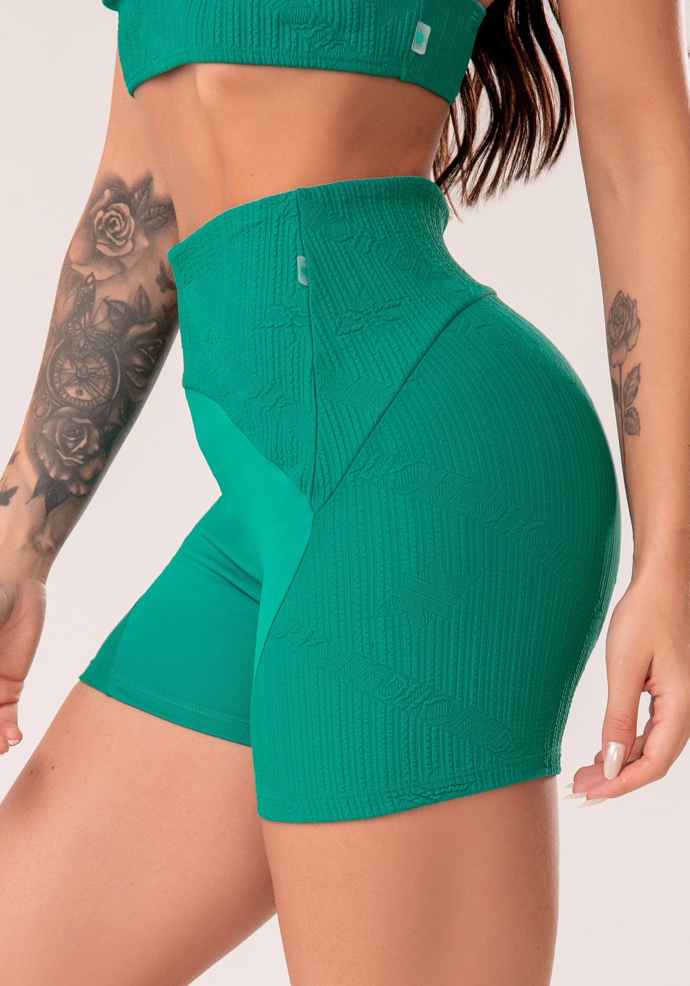 Conjunto Short + Top fitness feminino verde com recortes texturizados harmony