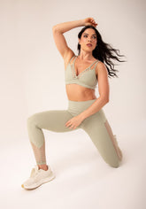 Conjunto Legging + Top fitness feminina oliva com recortes em tela harmony