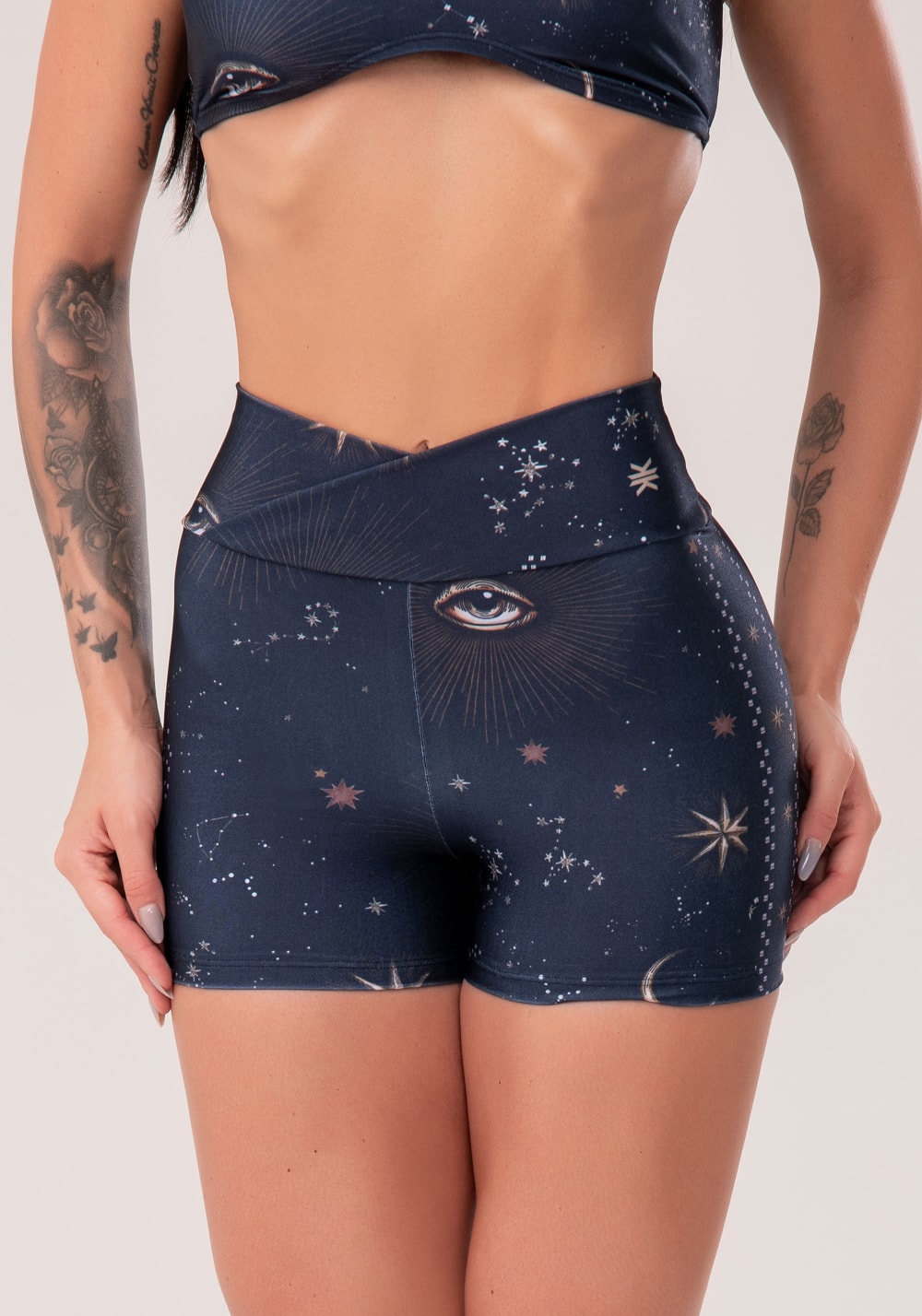 Conjunto Short + Top fitness feminino com cós transpassado estampado supernova astral